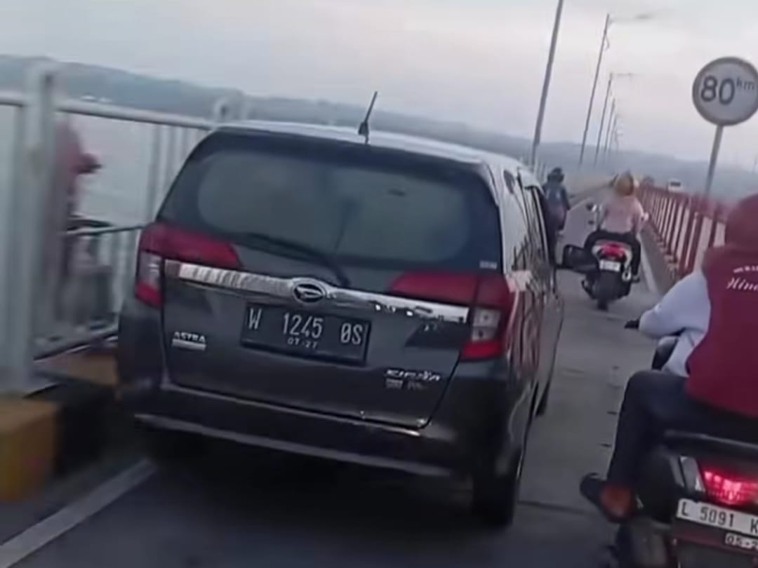 Sebuah video yang merekam aksi mobil melintas di jalur khusus sepeda motor di Jembatan Suramadu viral di media sosial pada Jumat (25/7). Aksi tersebut memicu perdebatan sengit di kalangan warganet.