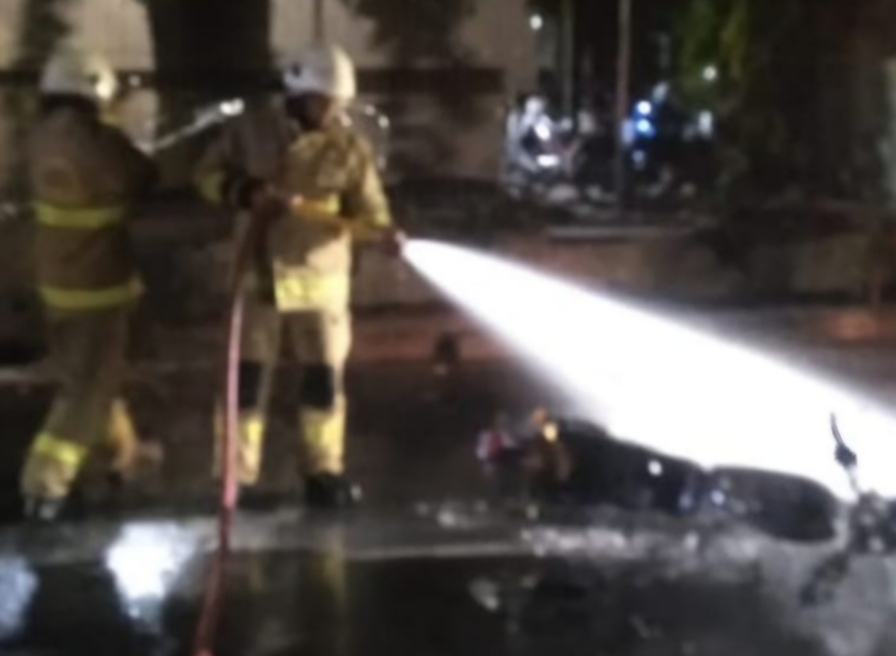 MENYALA : Satu unit motor Honda GL CB milik warga Krian, Sidoarjo, terbakar di Jalan Stasiun Gubeng, Surabaya, Minggu (27/7).(IST/RADAR SURABAYA)