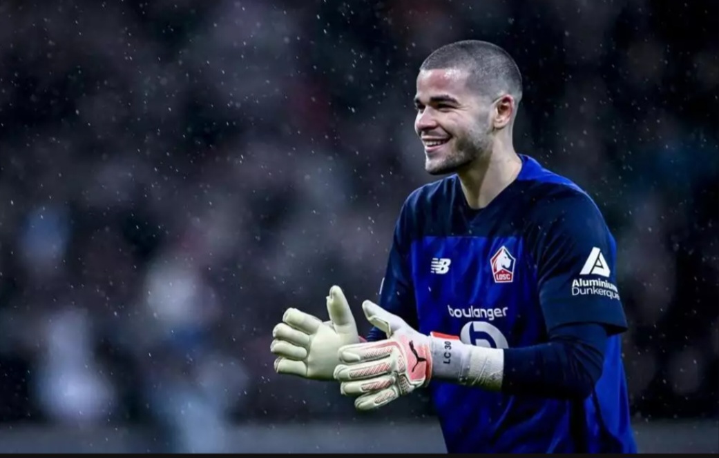 Lucas Chevalier bergabung dengan Paris Saint-Germain.