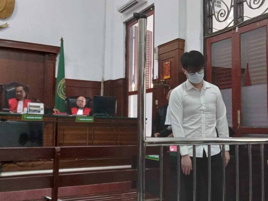MENGAKU : Terdakwa Anthony saat menjalani sidang di PN Surabaya. Ia disidang karena kasus kecelakaan di Jalan Mayjen Sungkono, Surabaya, tepatnya depan TMP.(IST/RADAR SURABAYA)