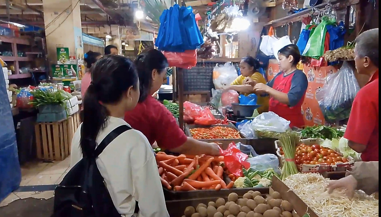 Harga bumbu dapur seperti cabe dan tomat mengalami kenaikan yang signifikan di Pasar Tambahrejo Surabaya. (Rahmat Sudrajat/Radar Surabaya)