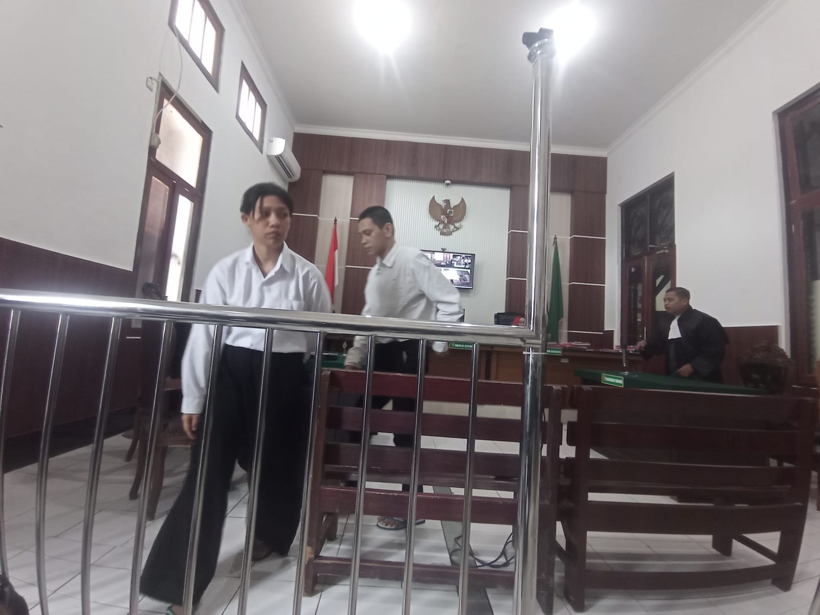 PASRAH : Sejoli di Surabaya saat disidang di PN Surabaya. Mereka ditangkap usai edarkan sabu dan sembunyikan sabu di pot bunga. (SURYANTO/RADAR SURABAYA)