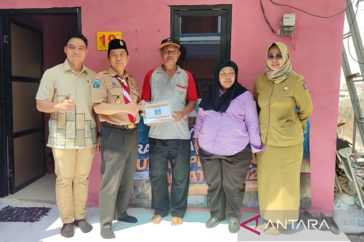 Anggota Komisi E DPRD Jatim Cahyo Haryo Prakoso (Kiri) bersama Perwakilan Pramuka, Anggota DPRD Surabaya, dan Lurah Putat Jaya, saat menyerahkan plakat program RTLH Pramuka di Surabaya. (IST)