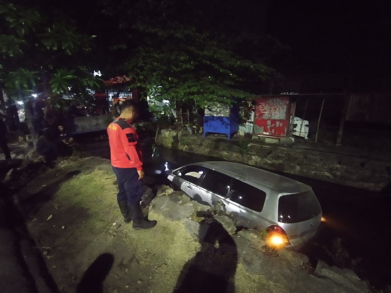 LAKA TUNGGAL : Kondisi mobil yang tercebur ke sungai di Jalan Ngagel Jaya Selatan, Surabaya, Selasa (29/7). (IST/RADAR SURABAYA)