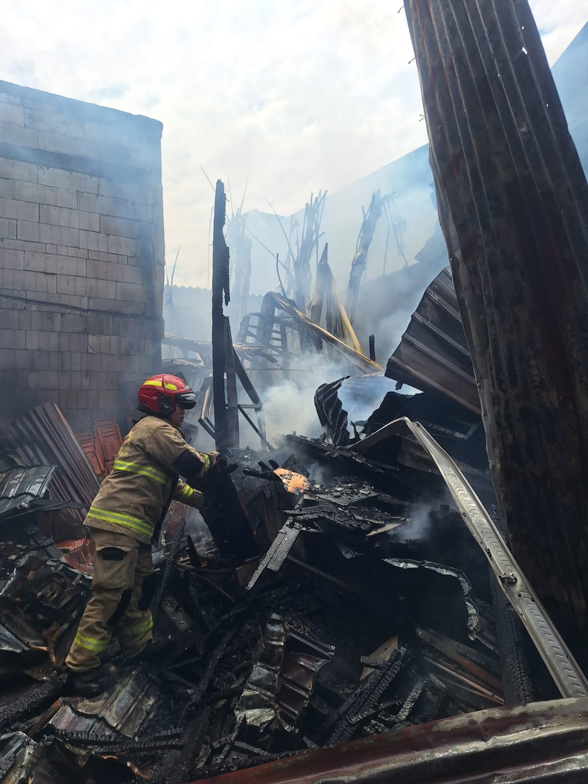 LUDES : Kondisi rumah dan gudang milik Ali Abas di Jalan Putra Bangsa, Medokan Ayu, Rungkut, Surabaya, terbakar, Selasa (29/7). (IST/RADAR SURABAYA)