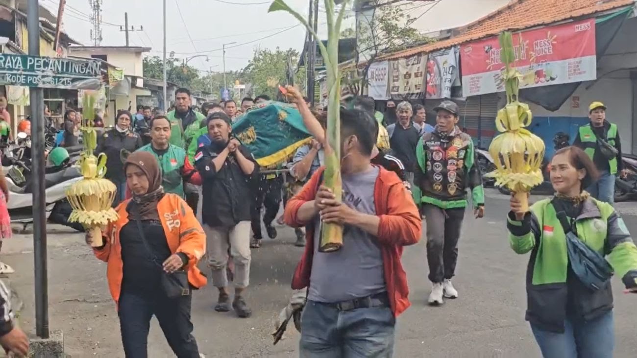 Ratusan pengemudi ojek online (ojol) dari berbagai platform berkumpul di Desa Pecantingan, Sekardangan, Sidoarjo, Senin (28/7), untuk mengantar jenazah Sevi Ayu Claudia ke tempat peristirahatan terakh