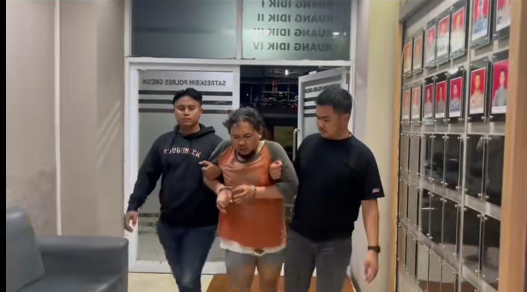 Seorang pria berinisial SR, 36, ditangkap pihak kepolisian atas dugaan pembunuhan terhadap SAC, 30, seorang pengemudi ojek online (ojol) perempuan yang jasadnya ditemukan dalam kardus di kawasan Kedam