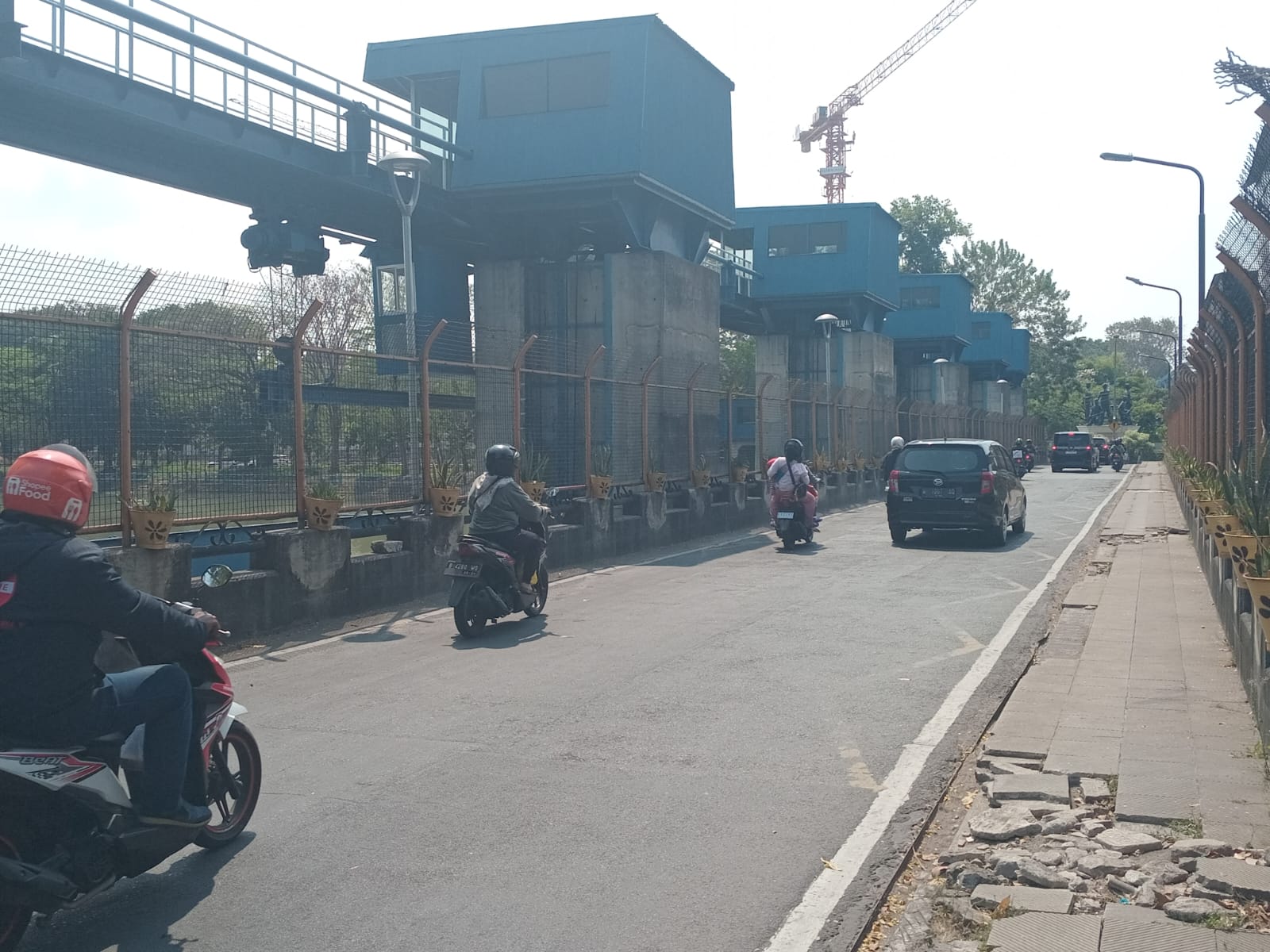 Jembatan Rolak dibangun di atas saluran air besar yang merupakan bagian dari sistem pengairan Bendungan Rolak Songo yang dirancang pada 1852 oleh Pemerintah Hindia Belanda.