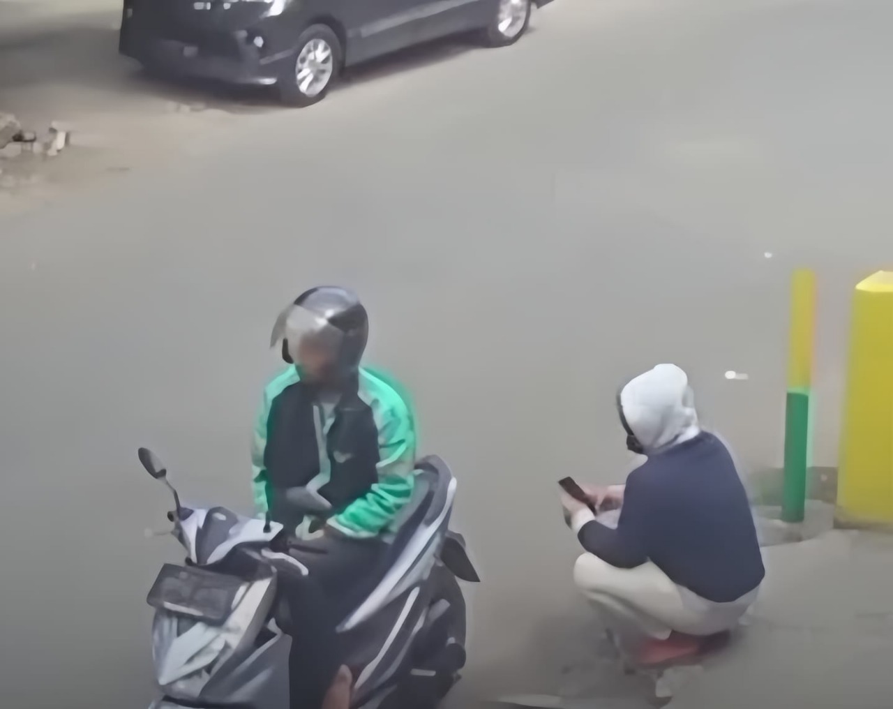 Curanmor  terekam jelas oleh kamera pengawas (CCTV) dan menunjukkan dua pelaku yang beraksi di Jalan Purwodadi Utara.