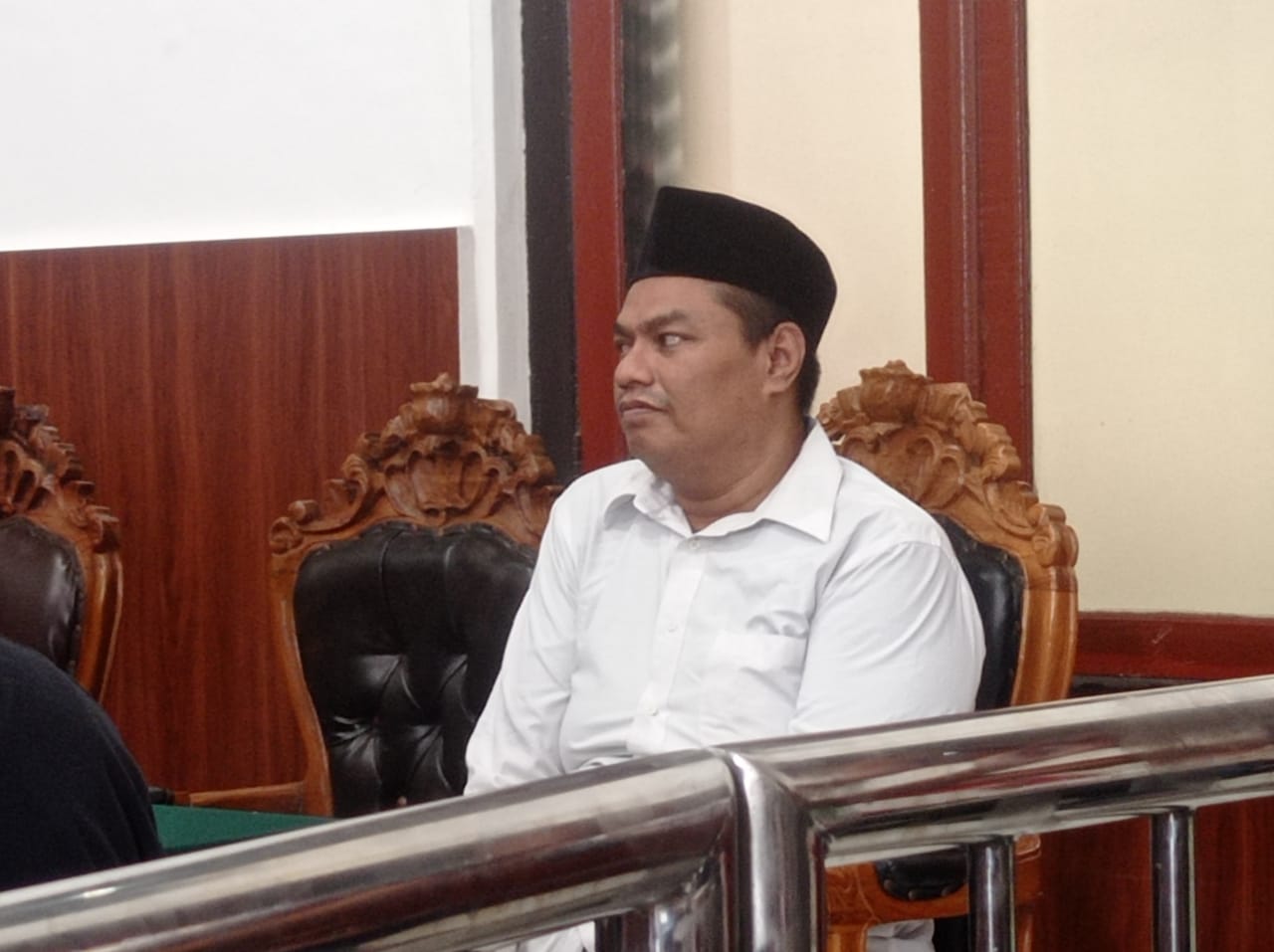 SANTAI : Terdakwa Basri saat menjalani sidang. Ia diamankan usai melakukan pembobolan apotek hingga toko Madura di Surabaya. (SURYANTO/RADAR SURABAYA)