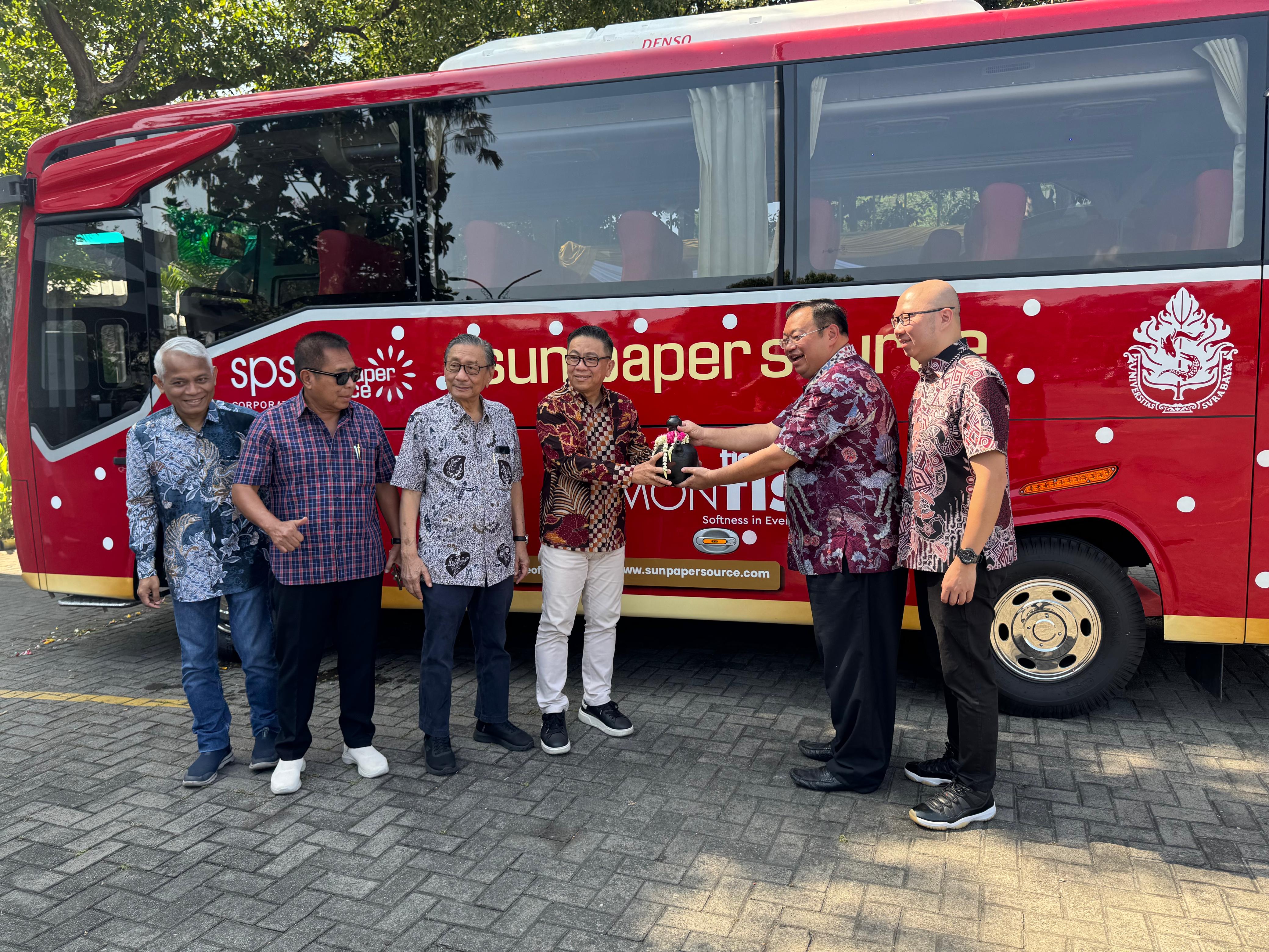 DUKUNGAN : Rektor Universitas Surabaya, Benny Lianto menerima secara simbolis bantuan bus operasional dari SPS Corporate dan SMB Group, di kampus setempat, Rabu (30/7).(IST/RADAR SURABAYA)