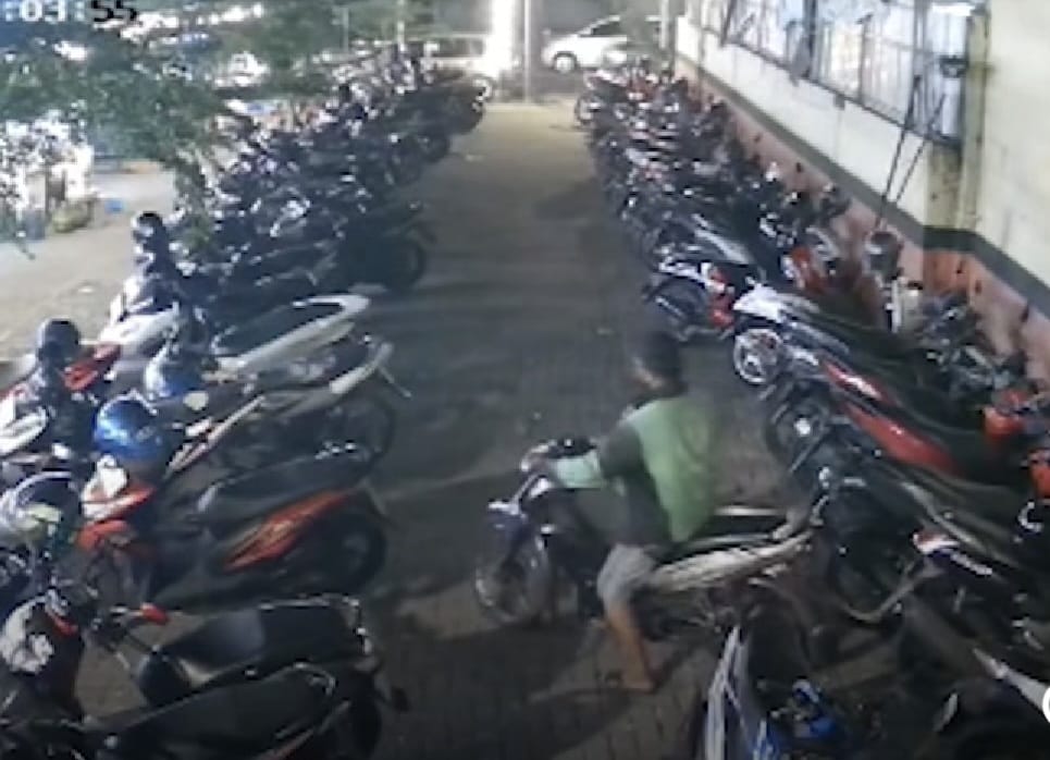 SEPI : Pelaku terekam CCTV mencuri motor Yamaha Vega milik AK di warkop kawasan Tenggilis Mejoyo, Surabaya, Selasa (29/7). (IST/RADAR SURABAYA)