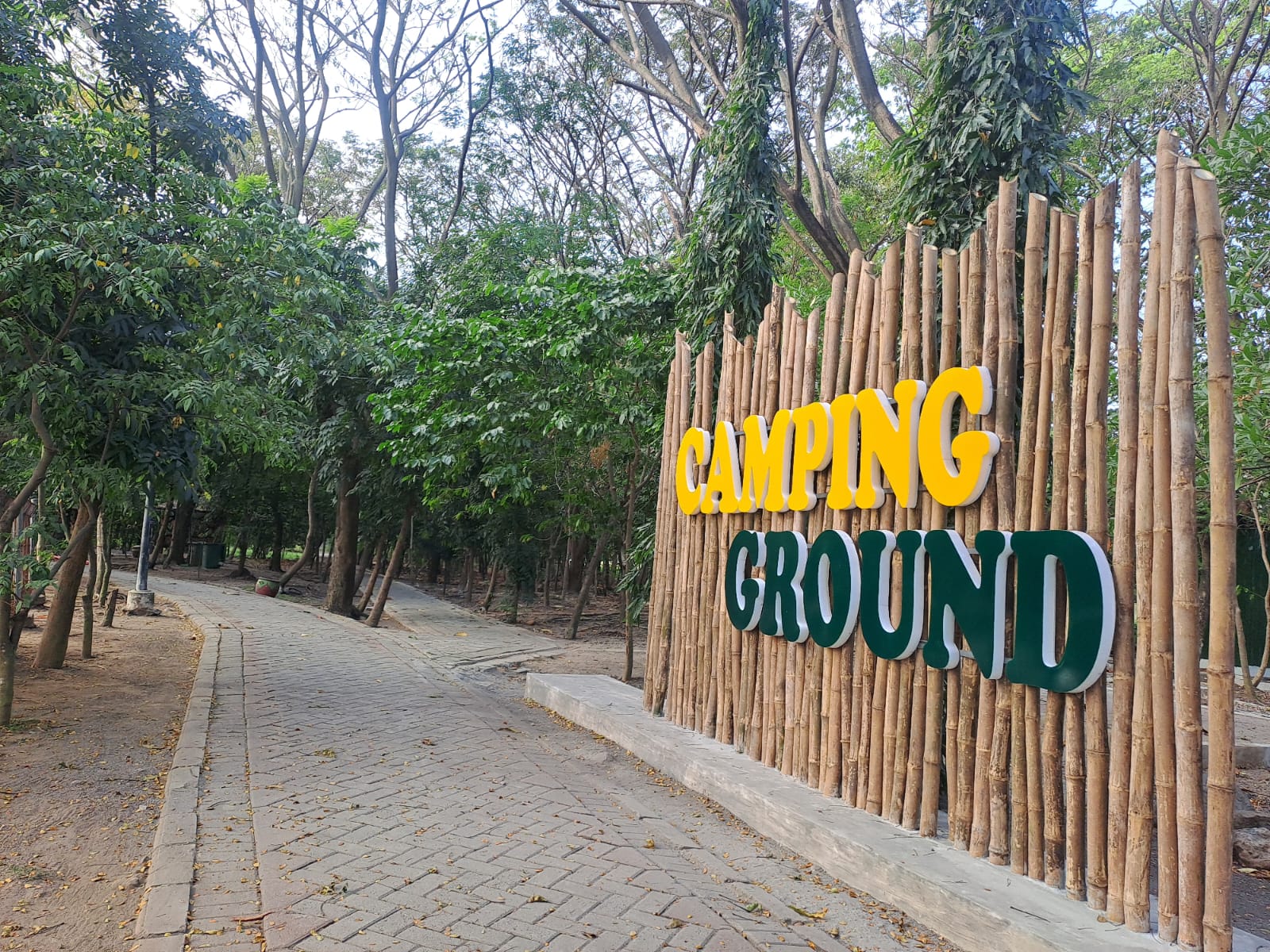Berkemah kini tidak perlu jauh meninggalkan kota. Taman Hutan Raya (Tahura) Balas Klumprik di Kecamatan Wiyung, Surabaya, hadir sebagai destinasi alternatif yang memadukan pengalaman berkemah, wisata