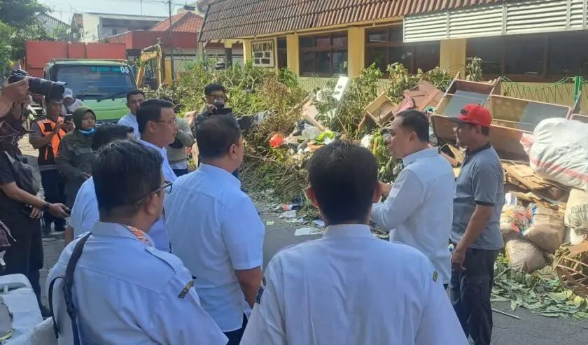 Wali Kota Surabaya, Eri Cahyadi, melakukan inspeksi mendadak (sidak) di kawasan Jalan Purwodadi, Kecamatan Bubutan, Rabu pagi (30/7), usai menerima laporan adanya tumpukan sampah rumah tangga.