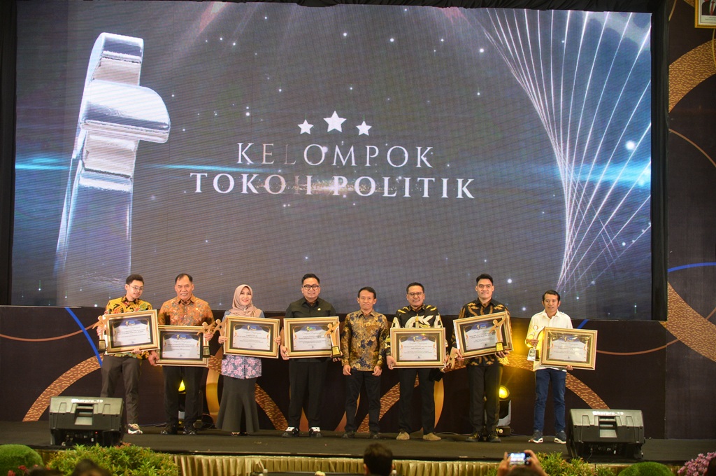 Sejumlah peraih Radar Surabaya Awards 2025 berfoto bersama Komisaris PT Radar Media Surabaya Leak Kustiyo. (ANDY SATRIA/RADAR SURABAYA)