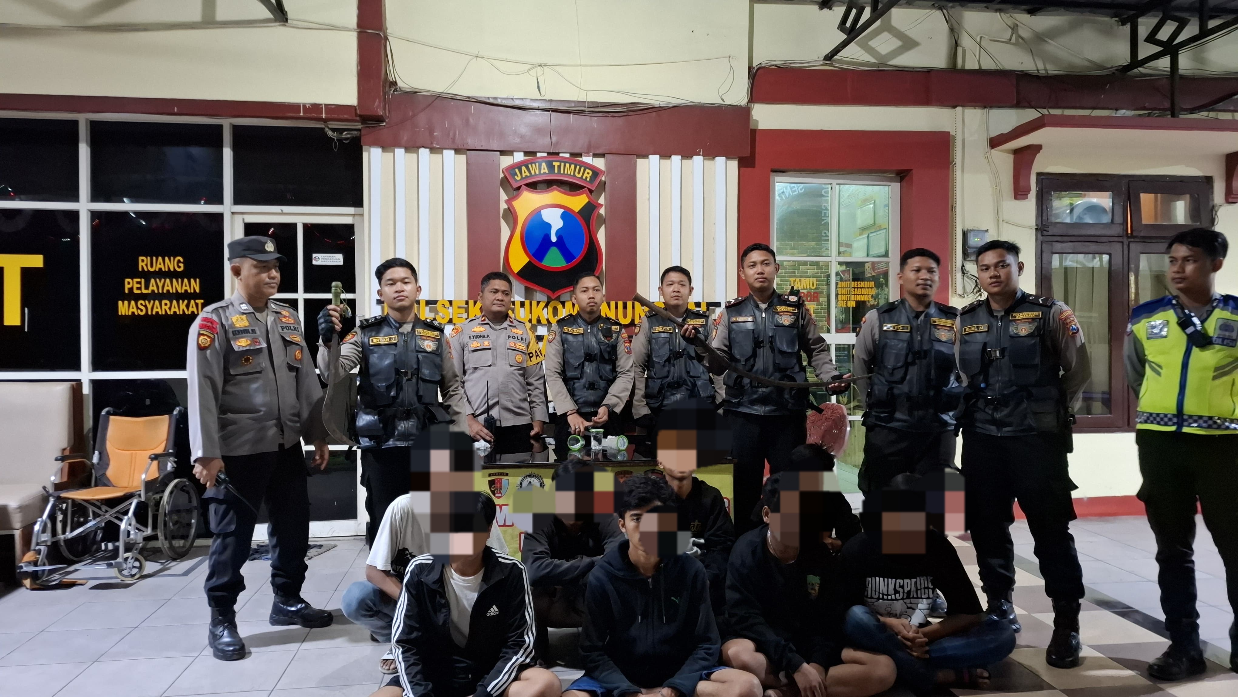 DIAMANKAN : Delapan remaja diamankan Tim Jogoboyo 97 Polrestabes Surabaya di Jalan Simo Gunung Barat, Surabaya. (IST/RADAR SURABAYA)