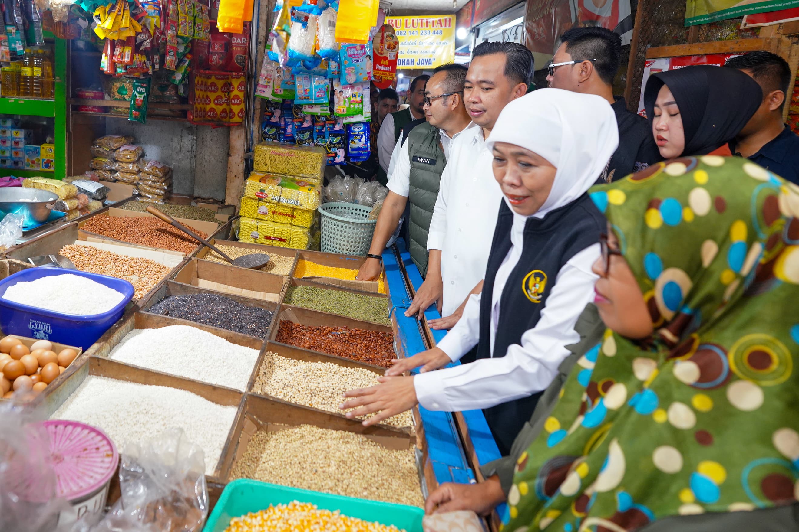 Gubernur Jawa Timur Khofifah Indar Parawansa meninjau harga bahan pokok di Jember. (IST)