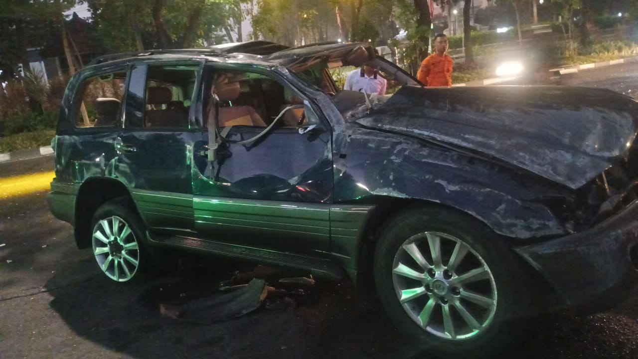 RINGSEK : Kondisi mobil Toyota Land Cruiser yang menabrak pembatas di Jalan Mayjen Sungkono, Surabaya. (IST/RADAR SURABAYA)