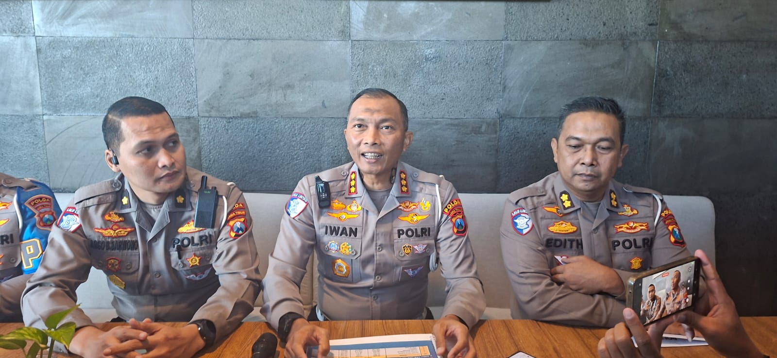 PENJELASAN : Dirlantas Polda Jatim Kombes Pol Iwan Saktiadi (tengah) terkait antisipasi kemacetan jalur menuju Pelabuhan Ketapang, Banyuwangi. (MAHRUS/RADAR SURABAYA)