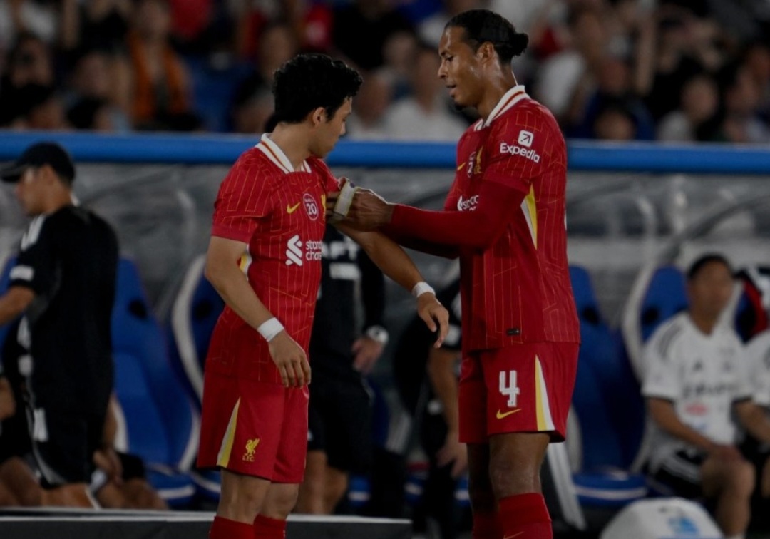 Momen membanggakan ketika Wataru Endo menerima ban kapten Liverpool dari Virgil van Dijk.