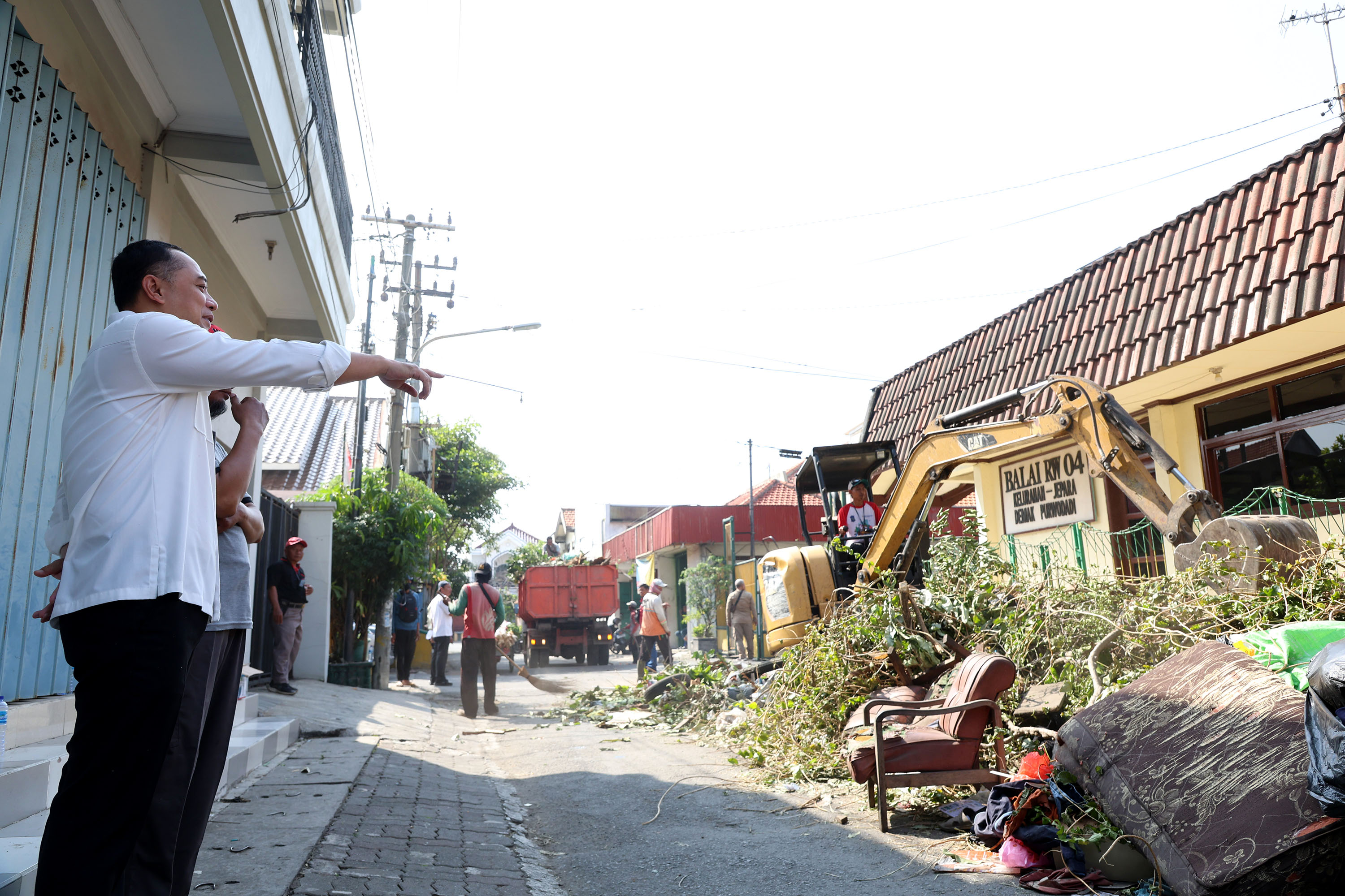 Wali Kota Eri Cahyadi melakukan sidak tumpukam sampah hasil kerja bakti warga.