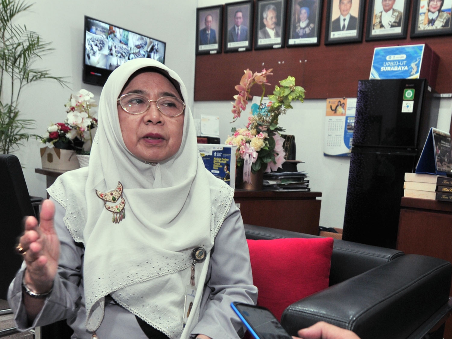 Direktur UT Surabaya Dr. Hj. Suparti, M.Pd.