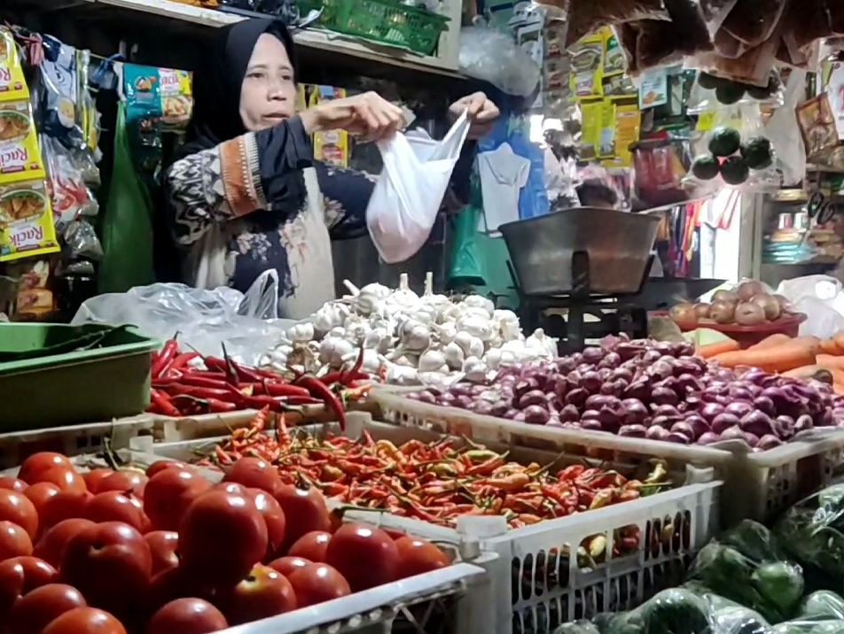 Pedagang sayur dan buah di salah satu pasar Surabaya. (RAHMAT SUDRAJAT/RADAR SURABAYA)