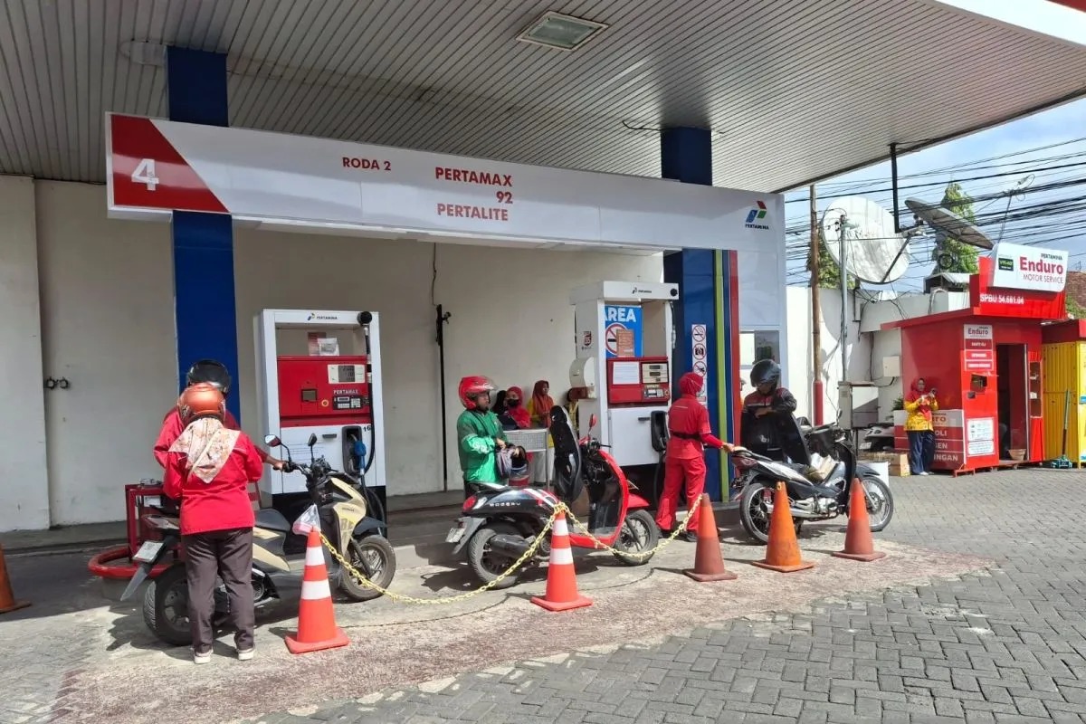 Antrean pengendara membeli BBM di Jember mulai normal.