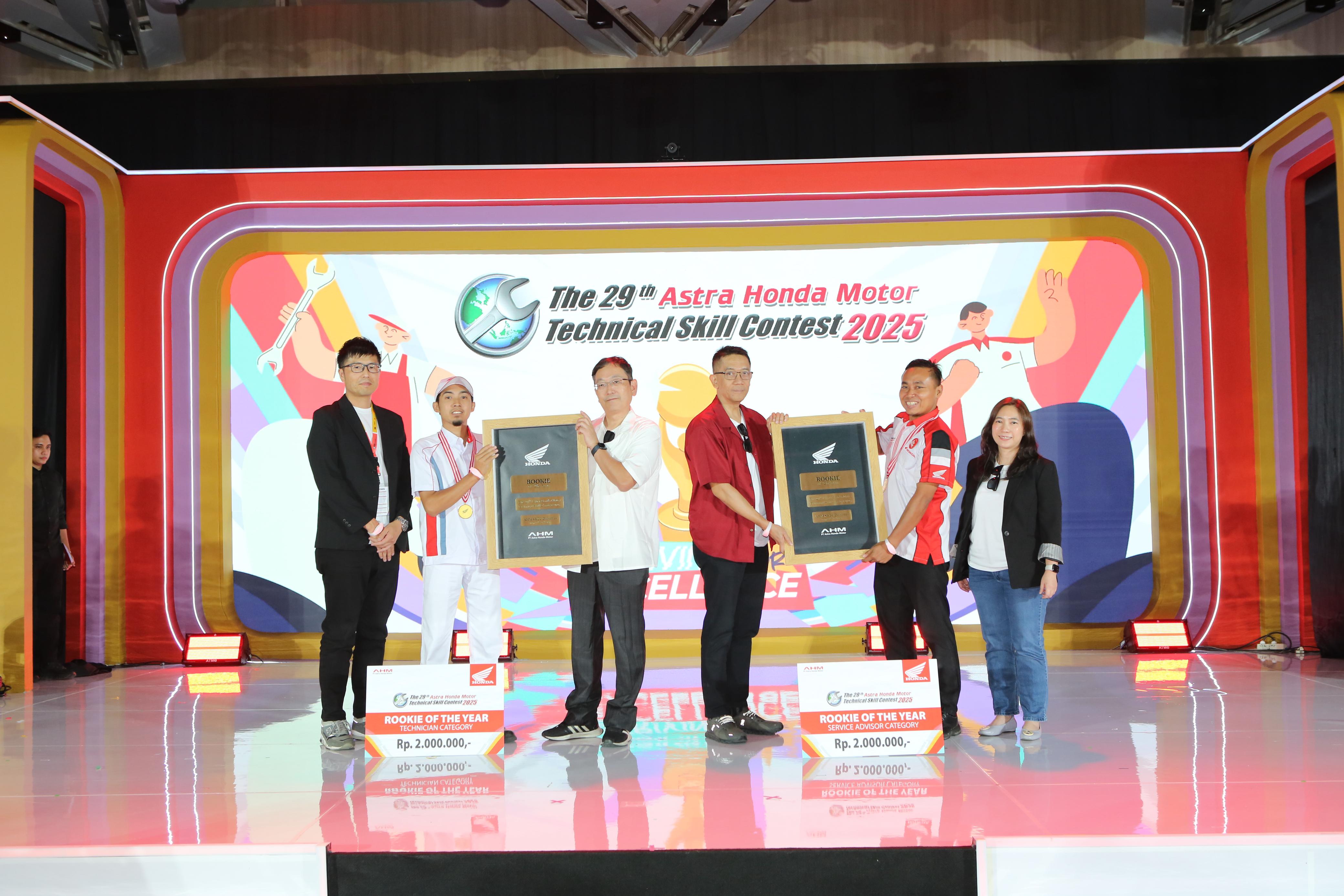 Dua perwakilan MPM Honda Jatim meraih juara kategori Teknisi AHASS dan Rookie of The Year dalam Astra Honda Motor Technical Skill Contest (AHM-TSC) 2025.