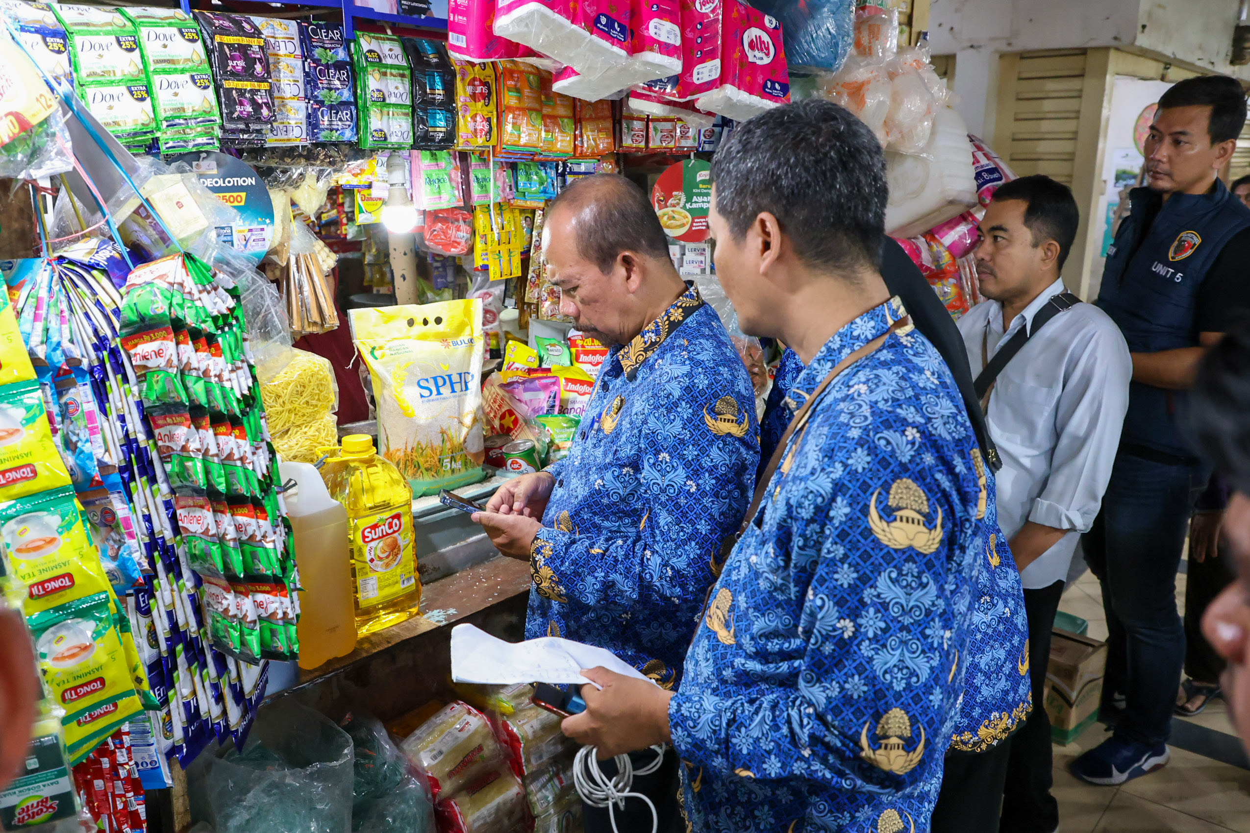 Inspeksi mendadak beras oplosan di salah satu pasar di Surabaya. (IST)