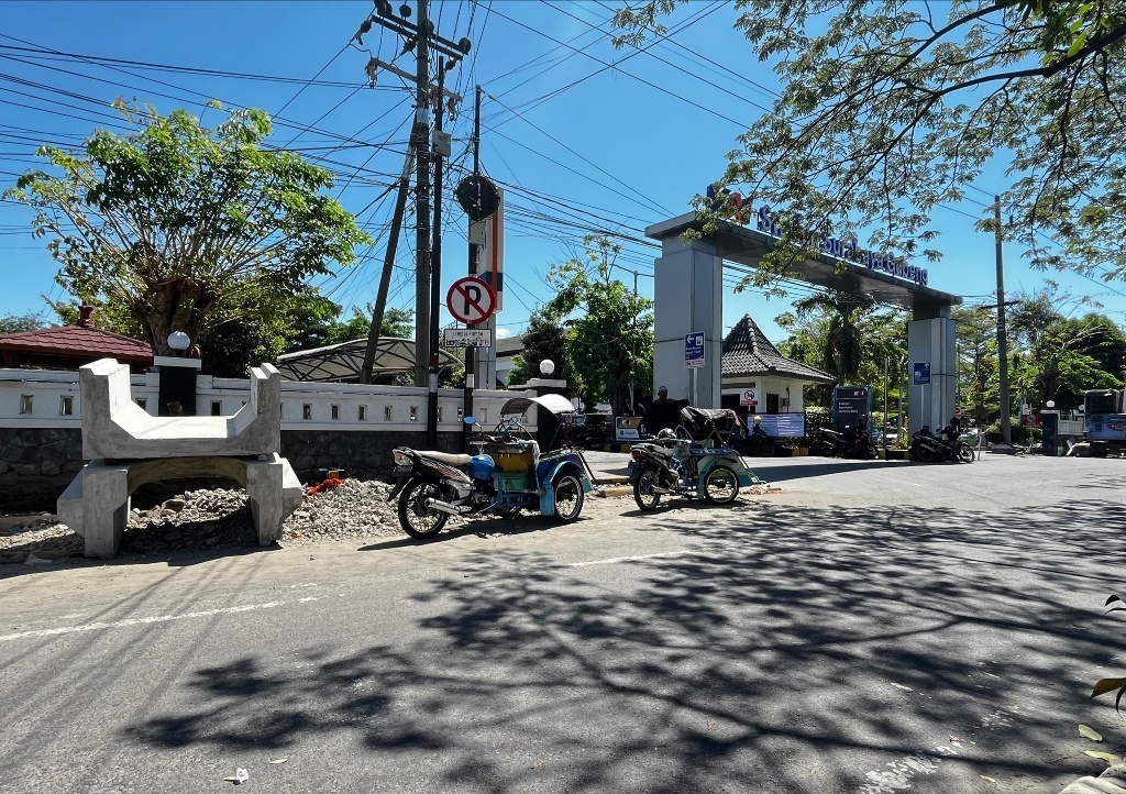 Perbaikan saluran di seputar Stasiun Surabaya Gubeng Baru. (RAHMAT SUDRAJAT/RADAR SURABAYA)