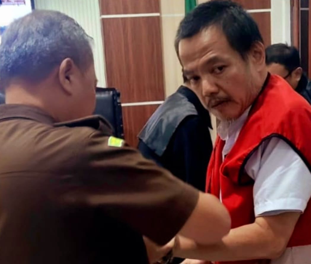 PASRAH : Terdakwa kasus pembunuhan di Jalan Ngalik, Surabaya, dituntut 15 tahun penjara oleh JPU saat sidang di PN Surabaya. (IST/RADAR SURABAYA)
