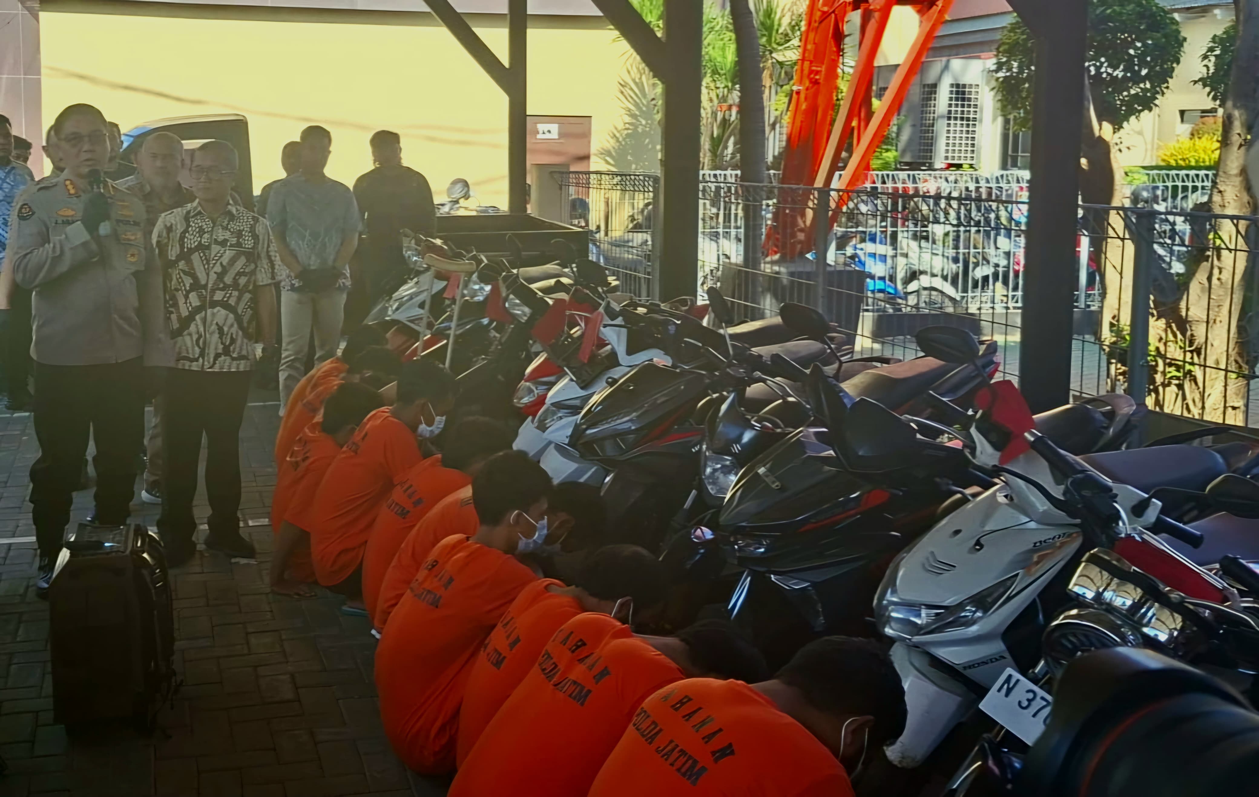 TEGAS : Subdit III Jatanras Ditreskrimum Polda Jatim mengungkap tujuh kasus curanmor dalam dua pekan. Salah satunya bapak anak beraksi 17 kali di malang. (MAHRUS/RADAR SURABAYA)