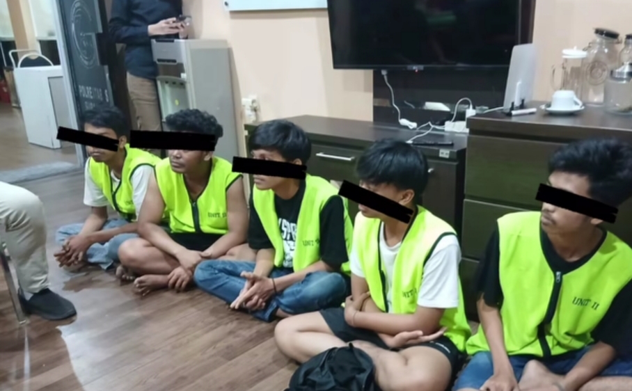 DIAMANKAN : Delapan orang yang diamankan Tim Jogoboyo Sat Samapta Sidoarjo ternyata lima diantaranya positif narkoba.(IST/RADAR SURABAYA)