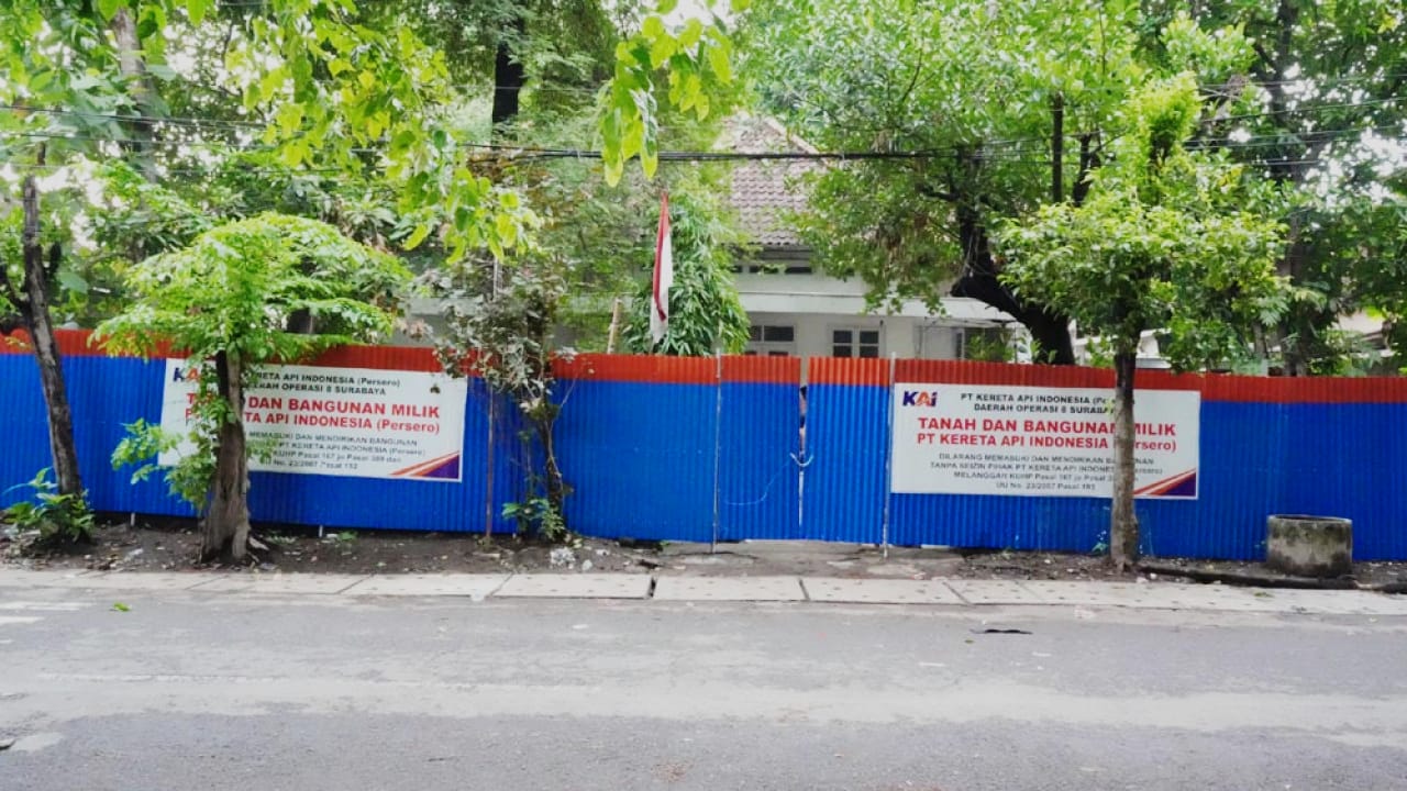 PT Kereta Api Indonesia (Persero) berhasil mempertahankan aset negara berupa rumah dinas di Jalan Penataran No. 7, Kelurahan Pacarkeling, Kecamatan Tambaksari, Surabaya.