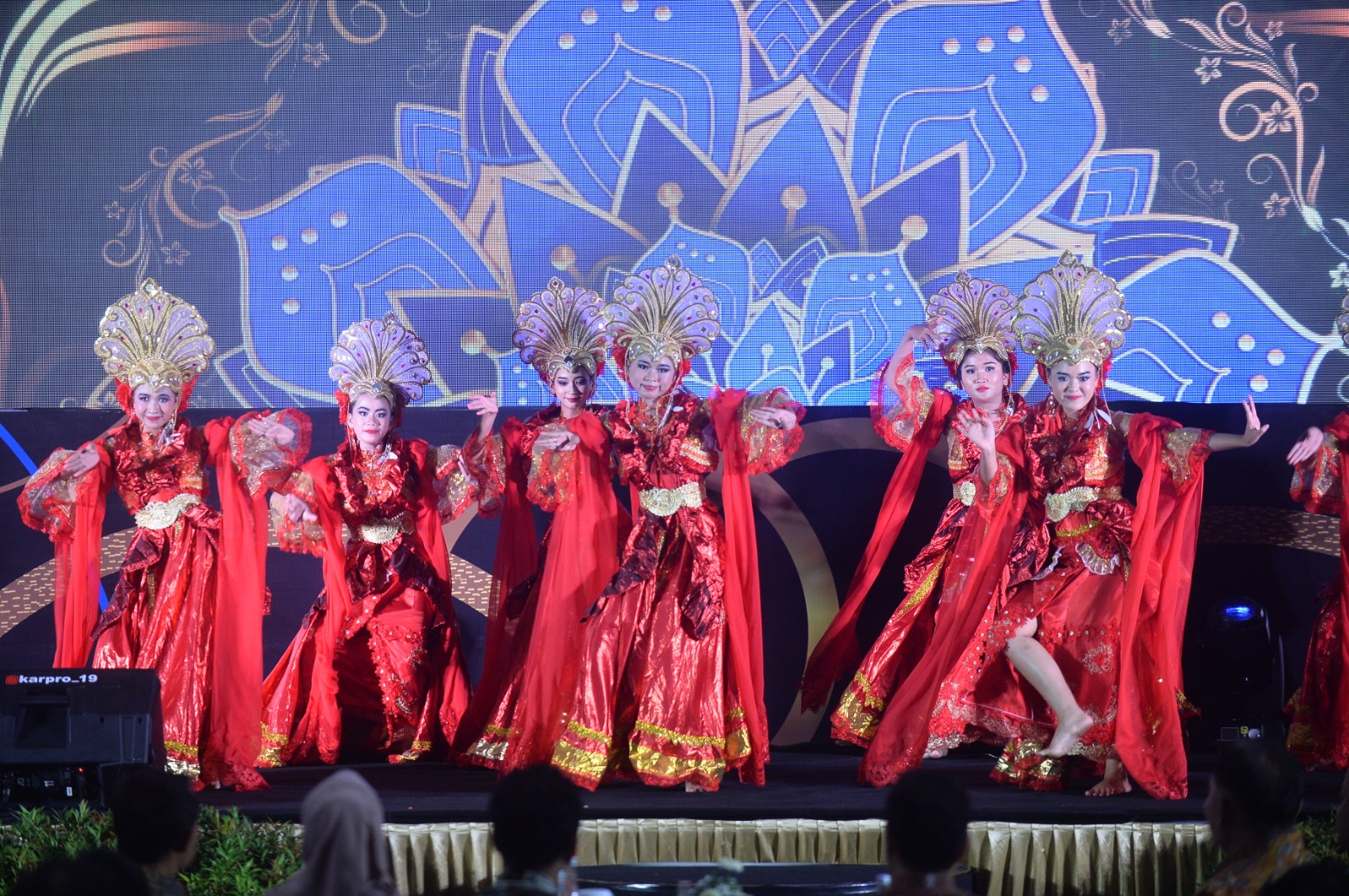 Tarian kontemporer Bali dibawakan para penari dari Sanggar Mulyo Joyo Enterprise saat Radar Surabaya Award 2025. (SURYANTO/RADAR SURABAYA)