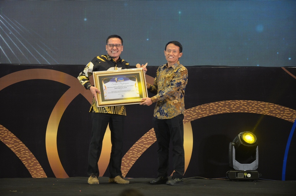 Wakil Ketua DPRD Kota Surabaya&nbsp; Arif Fathoni menerima Radar Surabaya Award 2025. (ANDY SATRIA/RADAR SURABAYA)