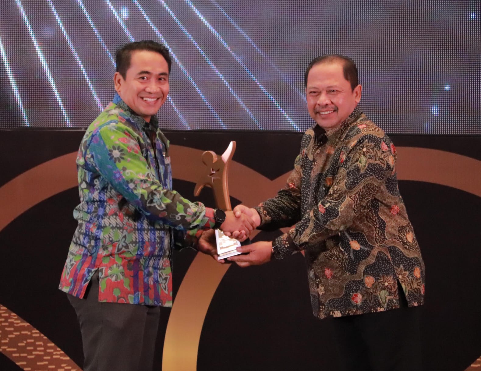 PENGAKUAN ATAS PENELITIAN, PENGABDIAN DAN INOVASI: Rektor UM Surabaya (kiri) menerima penghargaan Radar Surabaya Award 2025 yang digelar di Hotel Vasa, kamis (31/7). (SURYANTO/RADAR SURABAYA)