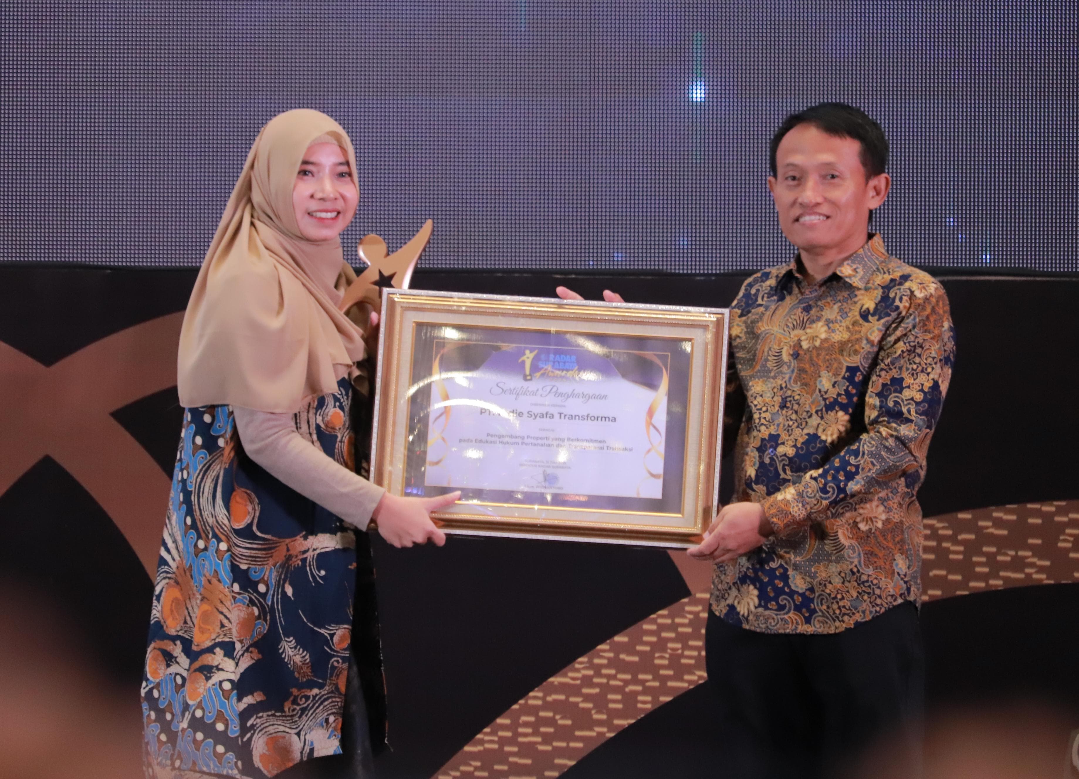 BUKTI NYATA: PT Indie Syafa Transforma menerima penghargaan bergengsi dari Radar Surabaya Awards 2025. (SURYANTO/RADAR SURABAYA)