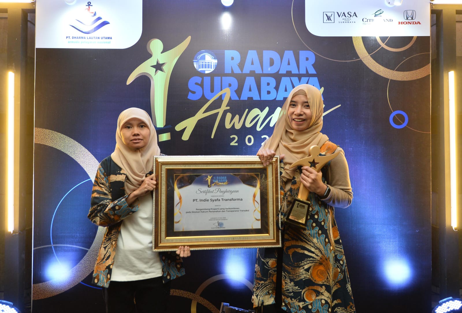 BANGGA: Direktur Utama PT Indie Syafa Transforma, Sakdiah, S.Pd.I., M.Pd.I., (kiri) berkat dedikasi dalam menghadirkan edukasi dan transparansi dalam bisnis properti. (ANDY SATRIA/RADAR SURABAYA)
