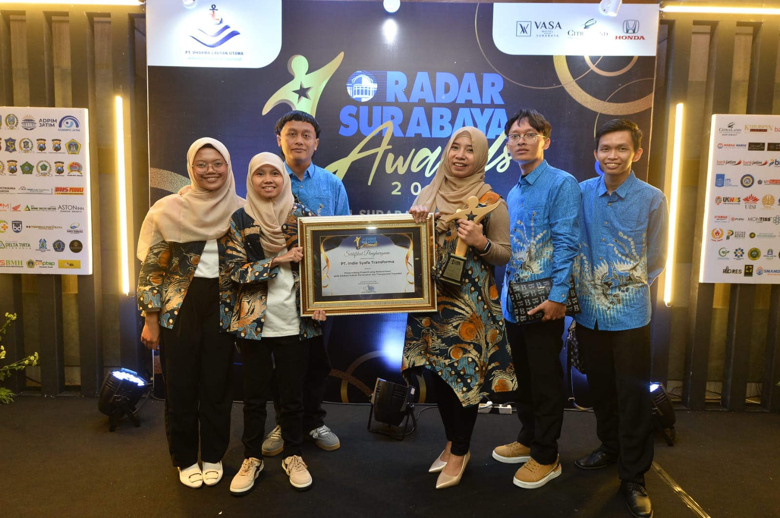 MEMBANGGAKAN: Senyum bangga terpancar dari tim PT Indie Syafa Transforma usai menerima penghargaan bergengsi Radar Surabaya Awards 2025. (ANDY SATRIA/RADAR SURABAYA)