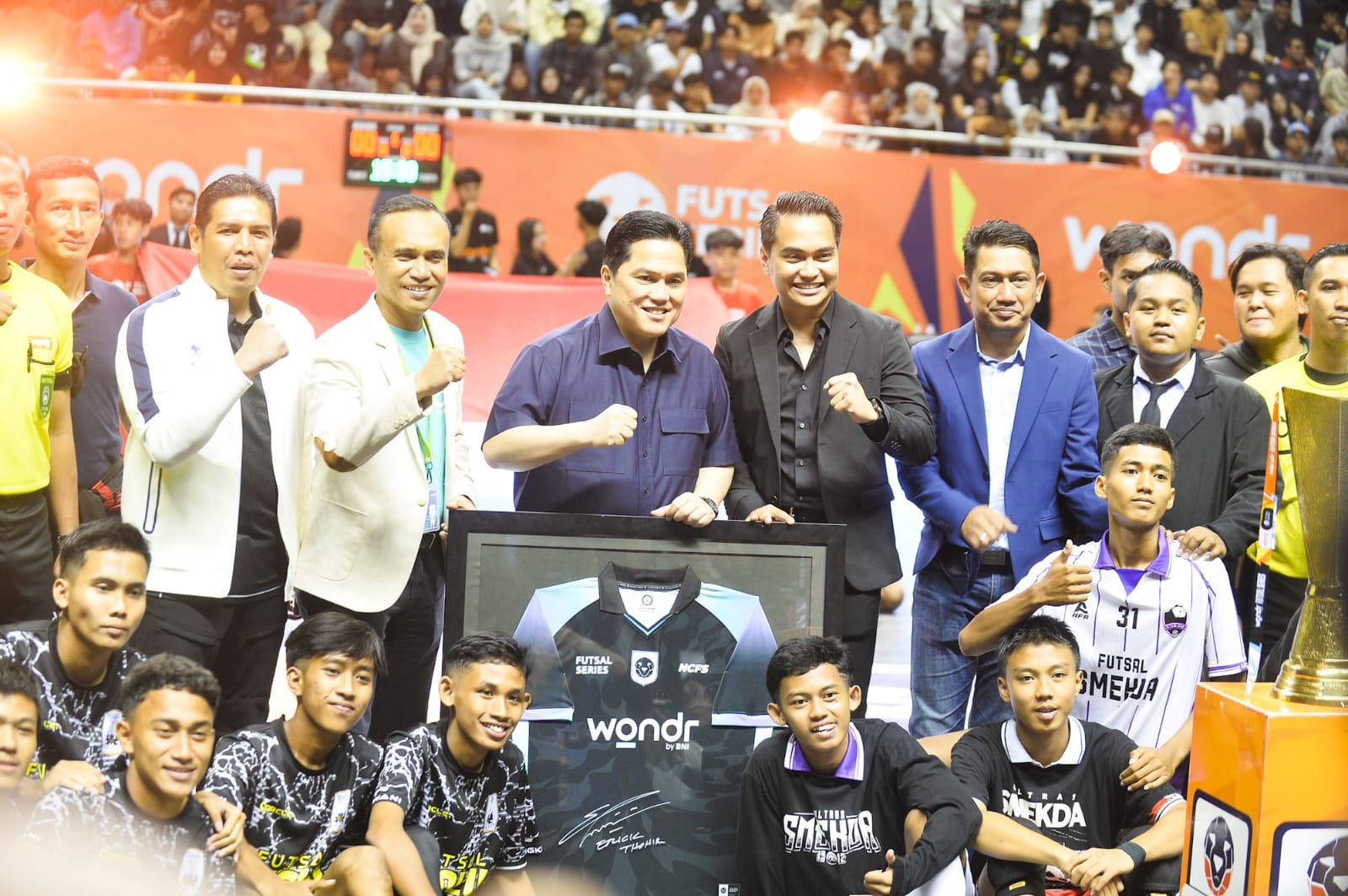 DUKUNGAN: Ketum PSSI Erick Thohir menyalami para pemain futsal seusai final Wondr Futsal Series Surabaya.
