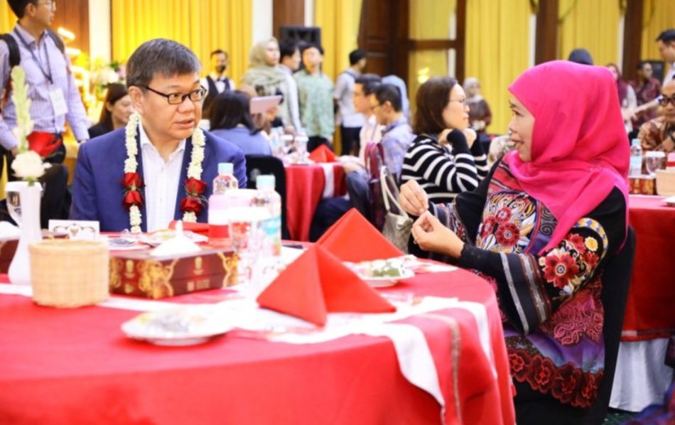 Gubernur Jatim Khofifah Indar Parawansa saat menerima kunjungan Duta Besar Singapura untuk Indonesia Kwok Fook Seng.