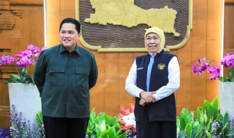 Gubernur Jatim Khofifah Indar Parawansa saat menerima Ketua Umum PSSI Erick Thohir di Gedung Negara Grahadi Surabaya, Sabtu (2/8)