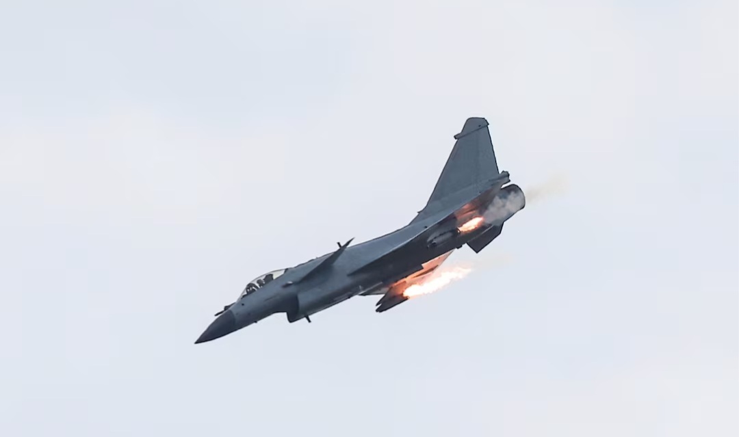 Jet tempur J-10C buatan China.