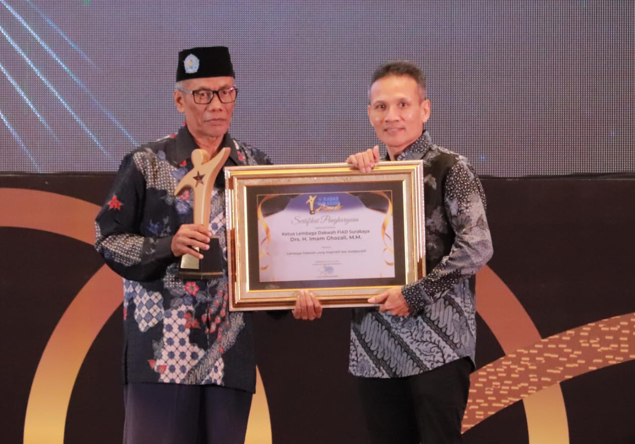 KEBANGGAAN: Ketua Lembaga Dakwah FIAD Surabaya, Drs. H. Imam Ghazali, M.M., (kiri) menerima penghargaan sebagai Lembaga Dakwah Inspiratif dan Kolaboratif dalam ajang Radar Surabaya Award 2025