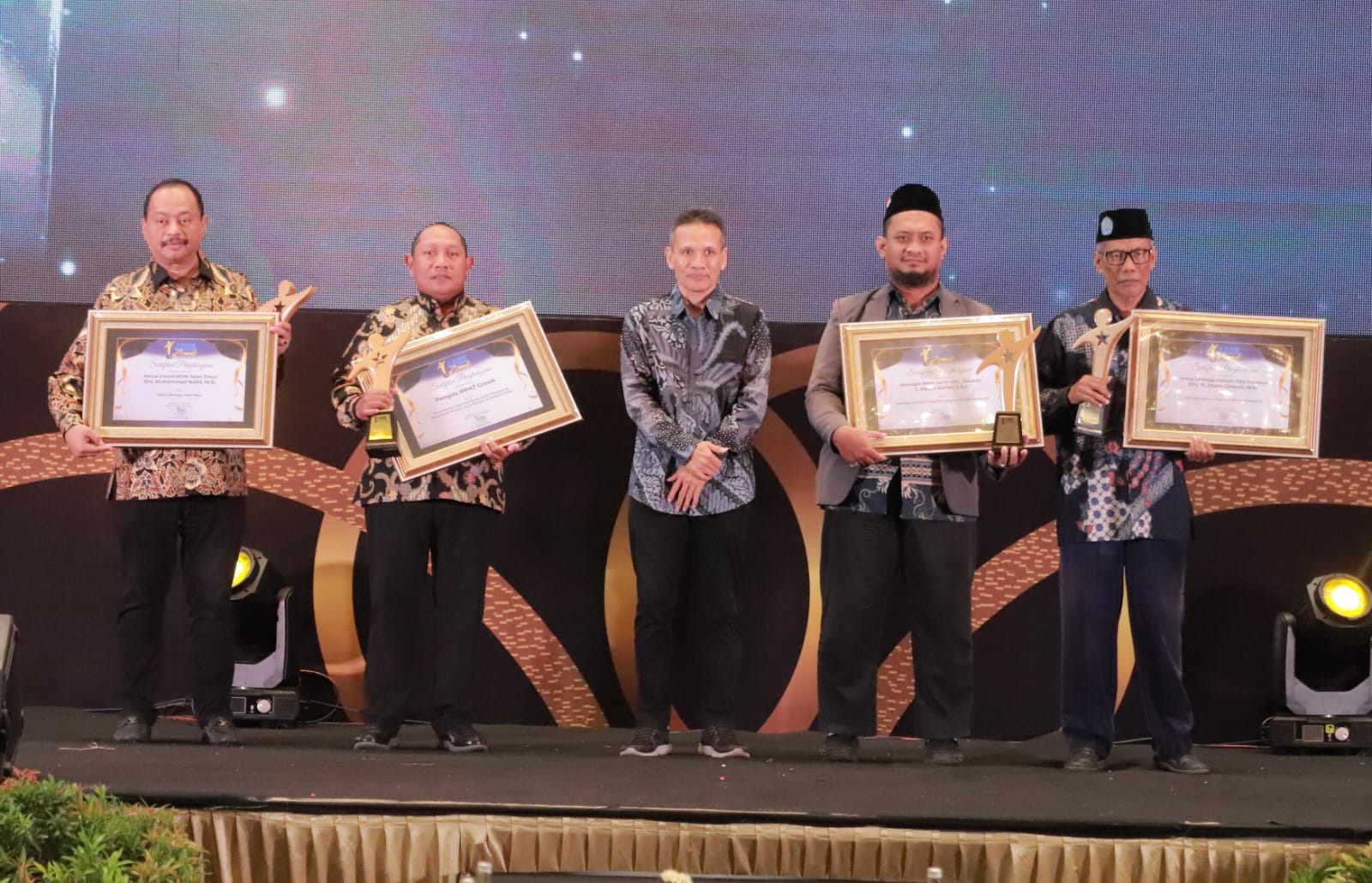 TERUS BERKARYA: Drs. H. Imam Ghazali, M.M., (kanan) bersama penerima penghargaan kelompok organisasi.
