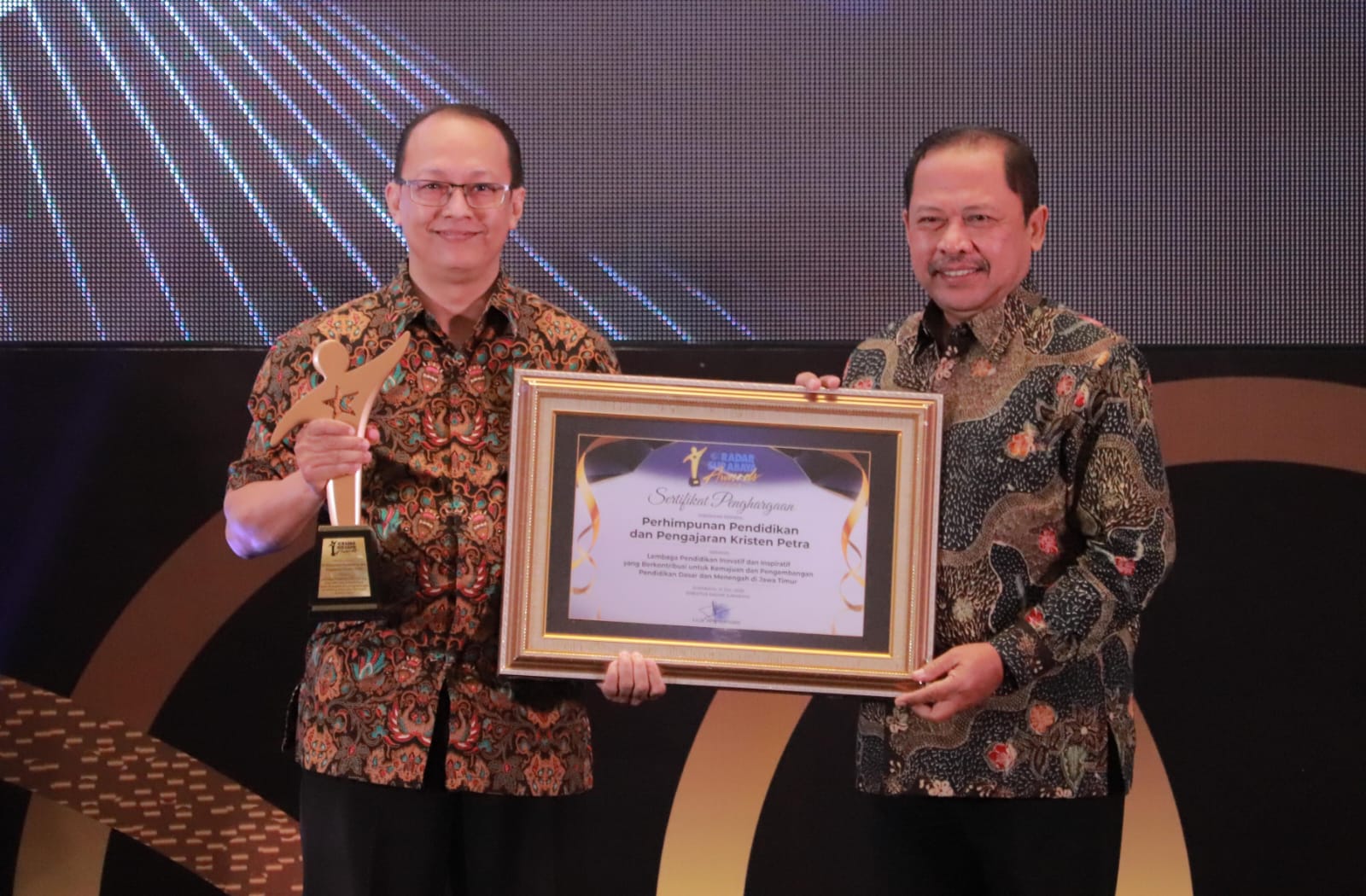APRESIASI PRESTASI : Kepala Humas, Marketing, dan Kerja Sama PPPK Petra, Pipit Kiswieantoro (kiri) saat menerima penghargaan dalam Radar Surabaya Awards 2025, Kamis (31/7). (SURYANTO/RADAR SURABAYA)