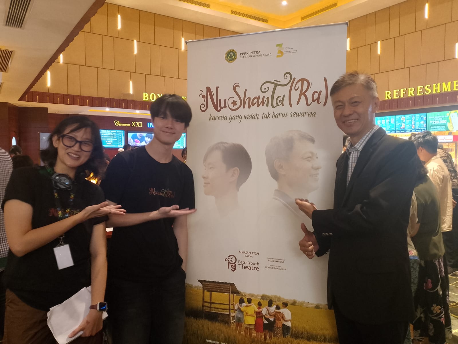 SOSOK : Melia Santoso (kiri), pemeran Rafael muda, Marvel Sulianto Wang (tengah), dan Direktur Eksekutif PPPK Petra, Hengkie Porawouw (kanan), saat Gala Premiere NuShanTa(Ra).(IST/RADAR SURABAYA)