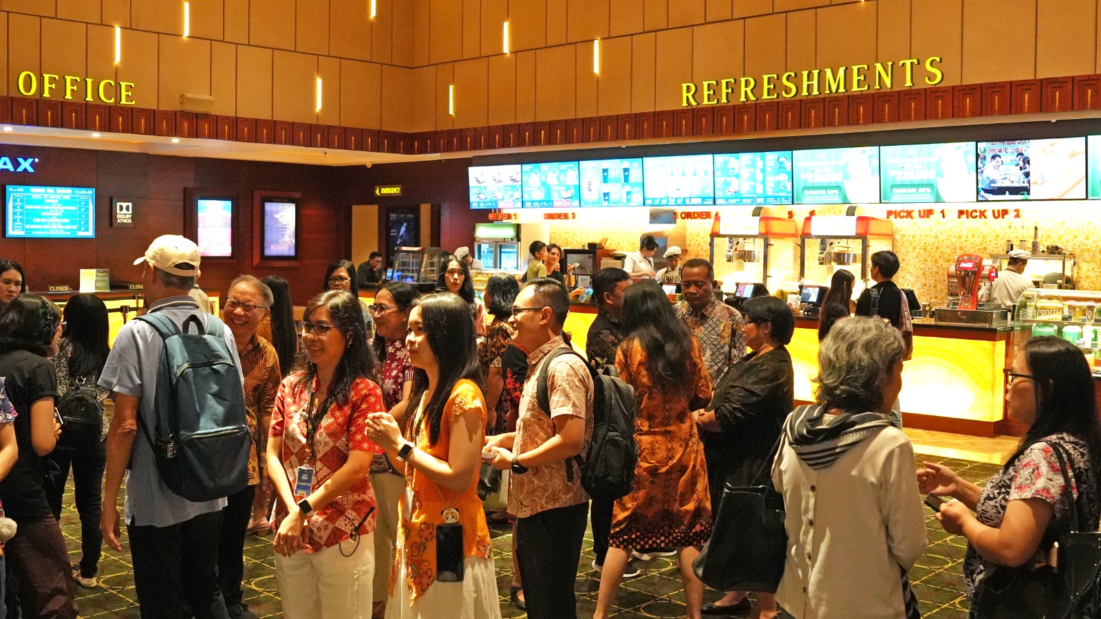 ANTUSIAS: Penonton memenuhi lobi Cinema XXI Pakuwon Mall, Surabaya, saat Gala Premiere dan Press Screening film NuShanTa(Ra). (IST/RADAR SURABAYA)
